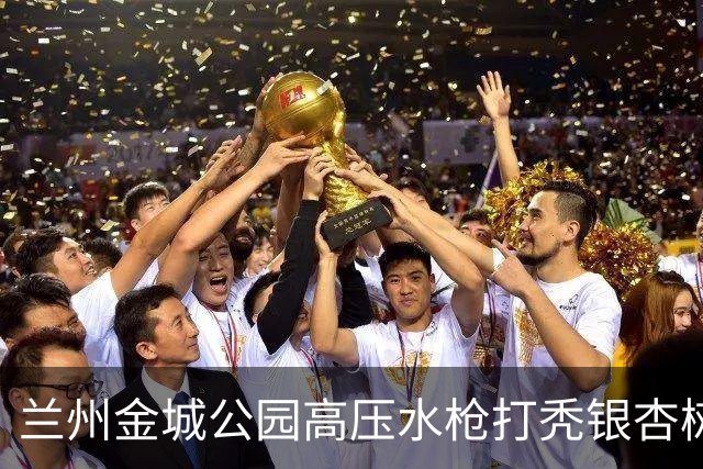 兰州金城公园高压水枪打秃银杏树，环卫公司负责人致歉：深刻检讨，两名涉事员工已停职